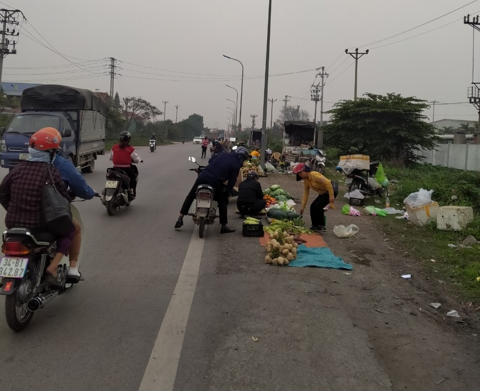 Tái diễn tình trạng lấn chiếm Quốc lộ 17B để bán hàng